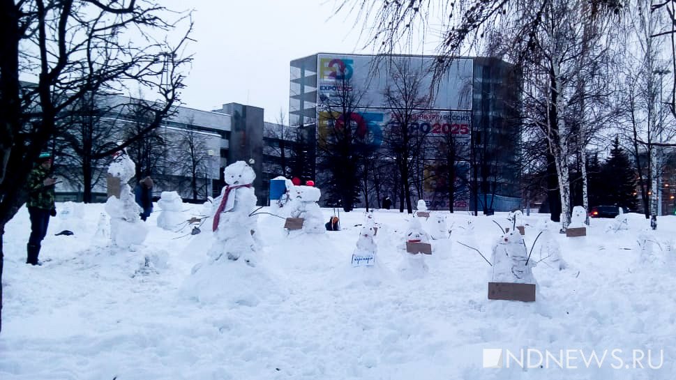 Екатеринбуржцы выстроили армию снежных фигур, чтобы защитить сквер у театра драмы (ФОТО)