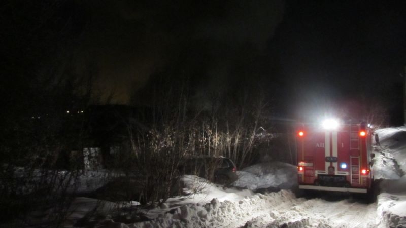 В Челябинске пожарные не смогли подъехать в горящему дому из-за утонувшей в снегу дороги