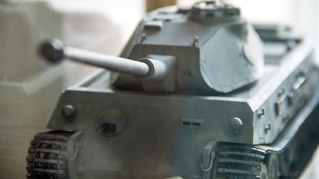 Министр обороны Германии подарил украинскому коллеге игрушечный танк
