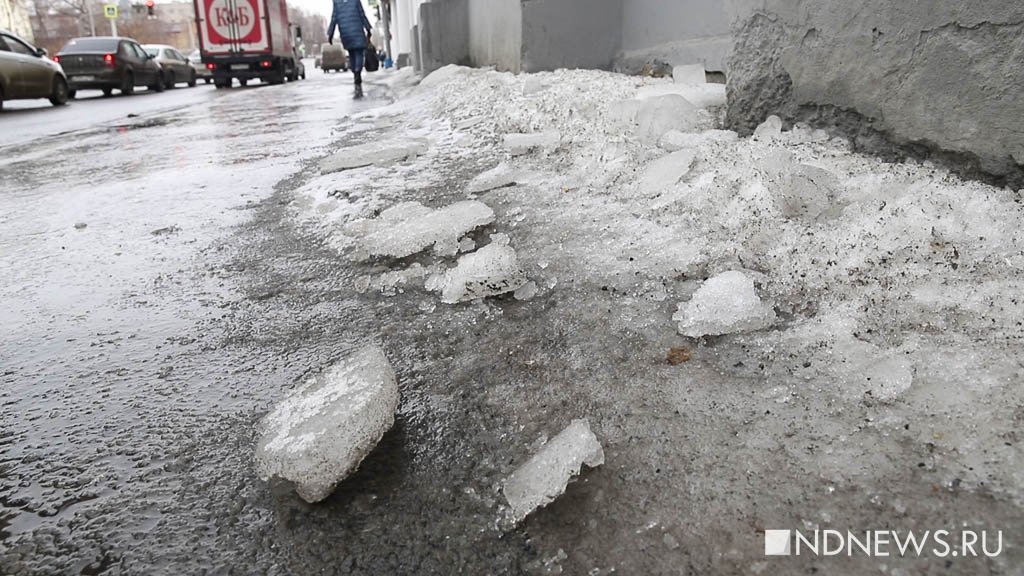 Десятилетнюю девочку из Среднеуральска отвезли в больницу после падения льда с крыши