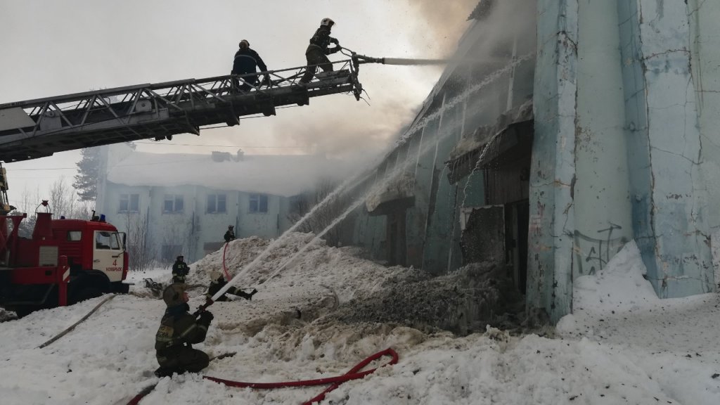 В Ноябрьске тушат пожар в аварийном ДК (ФОТО)