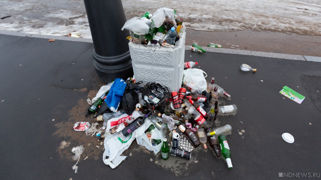 В Челябинске, наконец, вывозят мусор, собранный еще в апреле