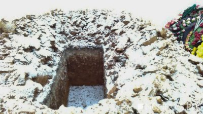 Могильщик оказался погребен заживо в выкопанной им двухметровой яме