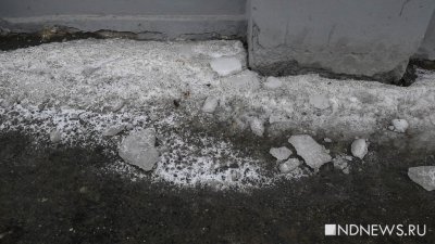 В Серове глыба льда упала на голову подростку