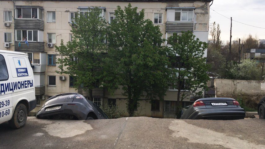 В одном из дворов Севастополя обрушилась опорная стена (ФОТО)