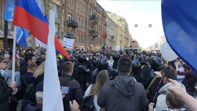 В Петербурге полиция разогнала согласованное первомайское шествие: задержаны почти 70 человек (ФОТО, ВИДЕО)