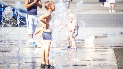 Сильная жара: в Москве объявлен повышенный уровень погодной опасности