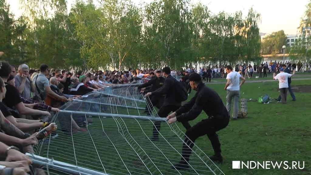 Протестующие опрокинули забор в сквере у театра драмы (ВИДЕО, ФОТО)