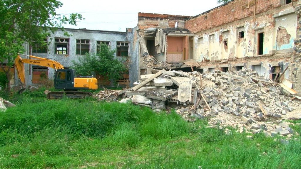 В Первоуральске сносят интернат, в котором на подростка рухнула бетонная балка (ФОТО)