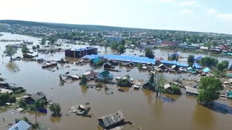 «Хотелось плюнуть мэру в лицо за вранье»: жители затопленного Тулуна заявили, что их никто не предупреждал о наводнении / Горожане указывают, что не дождались помощи от властей
