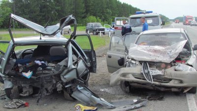 Под Омском внедорожник влетел в легковушку: двое погибли, еще 11 ранены (ВИДЕО)