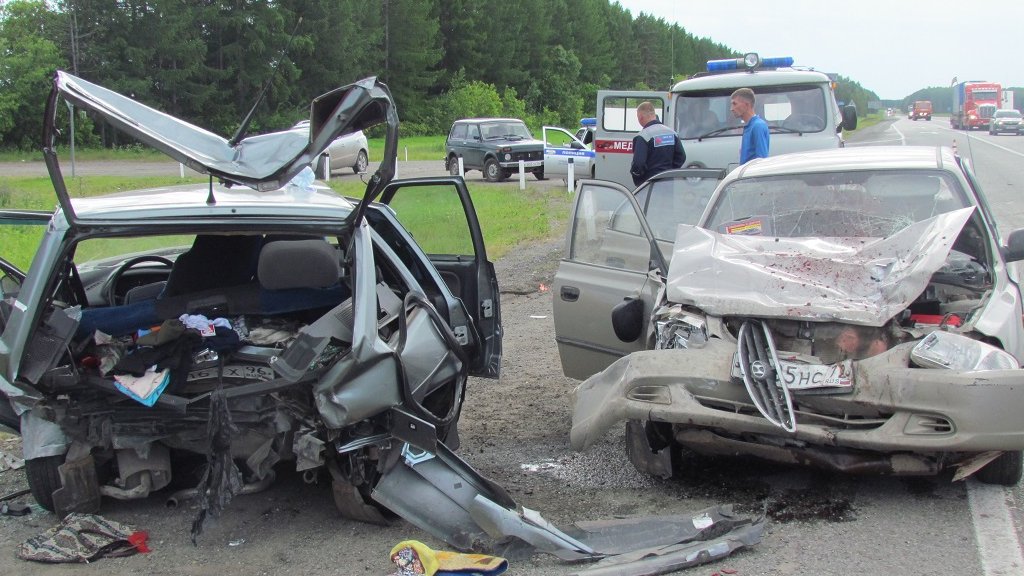 Под Омском внедорожник влетел в легковушку: двое погибли, еще 11 ранены (ВИДЕО) / Среди пострадавших – 5 детей