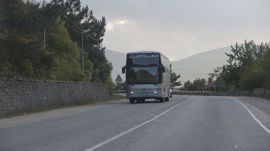 В Крыму пассажирский автобус слетел с трассы