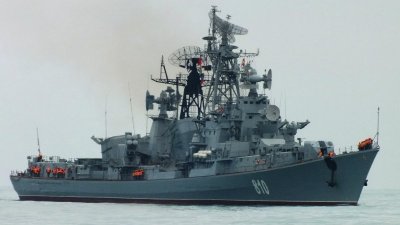 Путин обходит на катере парадную линию боевых кораблей на Кронштадтском рейде в мероприятиях по случаю дня Военно-морского флота РФ