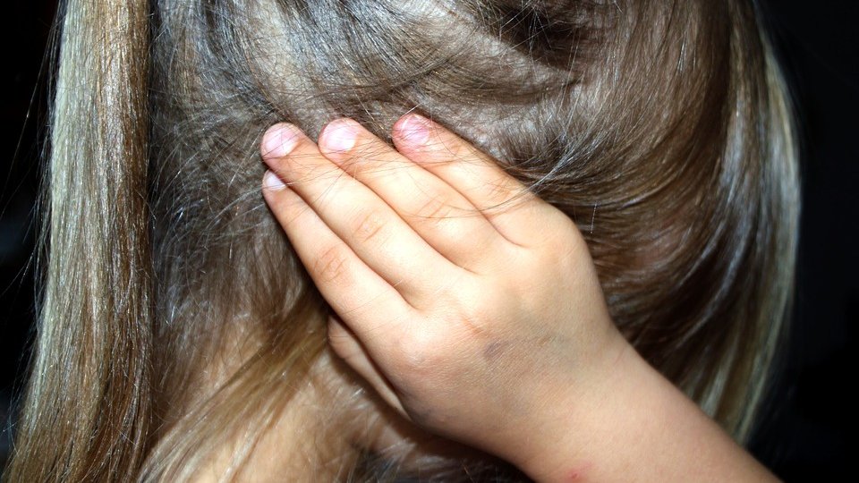 В Югре отец четыре месяца избивал двух дочерей за плохую учебу