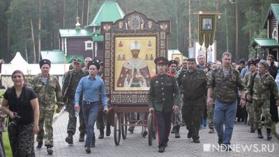 Депутаты, миллиардеры, пранкеры и обычный люд – крестным ходом в память о Николае II прошли 60 тысяч человек (ФОТО, ВИДЕО)