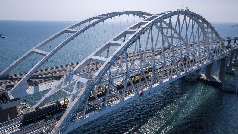 На Крымском мосту завершили укладку железнодорожный путей