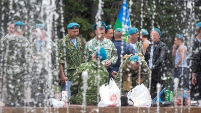 Тельняшки, дети и бутылки: в Екатеринбурге отмечают День ВДВ (ФОТО)