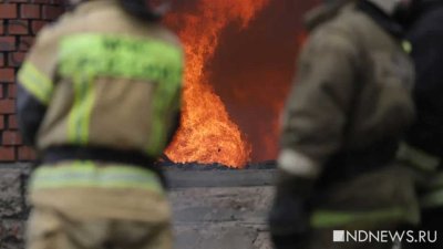 В центре Москвы из-за пожара рушится заброшенное здание