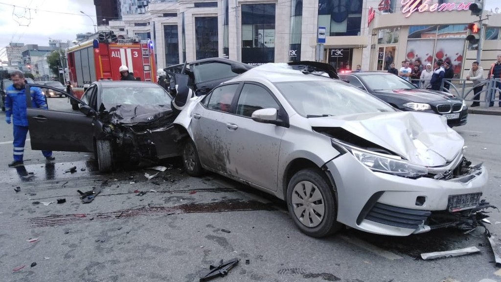 В центре Екатеринбурга столкнулись сразу 5 автомобилей – погибли 2 человека (ФОТО)