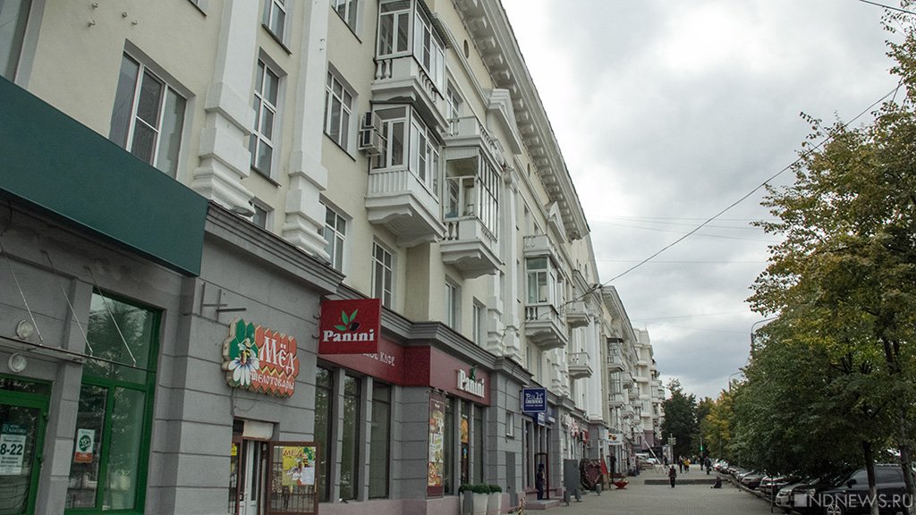 На скандально известном доме по проспекту Ленина в Челябинске начали демонтаж балконов