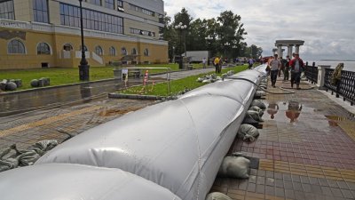 В Хабаровске развертывают дамбу. Уровень воды в Амуре достиг опасных значений