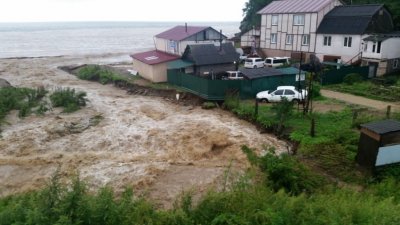 Владивосток смывает в море. Электротранспорт встал, началась эвакуация