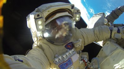 Космонавты РФ на МКС могут остаться без скафандров