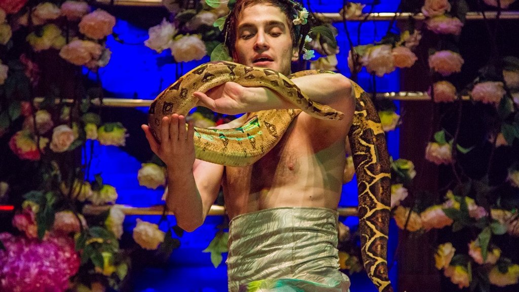 В «Коляда-театре» на премьере Калигулу укусила змея (ФОТО)