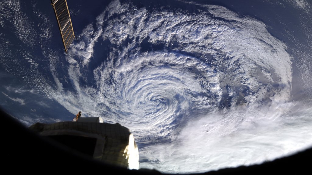 В трех штатах США из-за мощнейшего урагана объявлена эвакуация