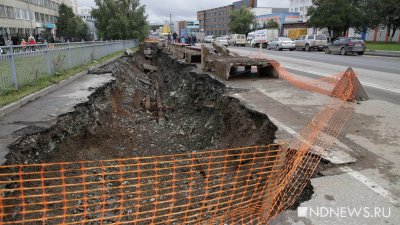В Екатеринбурге коммерсанты без разрешения вырыли огромную яму у школы и колледжа (ФОТО)