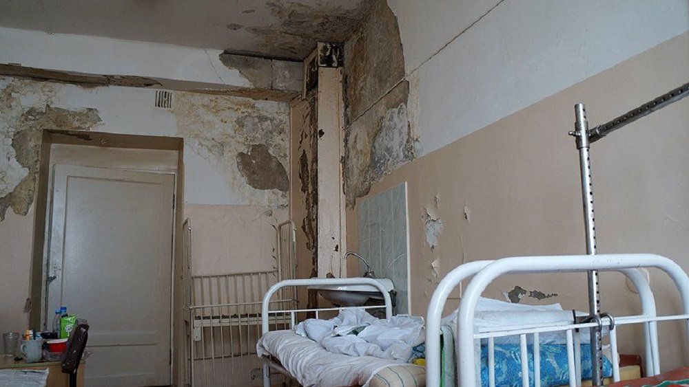 В первоуральской больнице, где пациенты ползком поднимались по лестнице, прокуратура нашла новые нарушения (ФОТО)