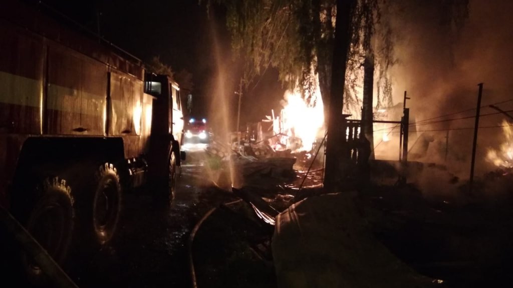 Пожарные пять часов боролись с огнем в частном секторе Первоуральска (ФОТО)