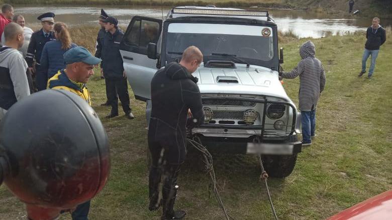 Три человека погибли при попытке переплыть реку на автомобиле УАЗ (ФОТО)