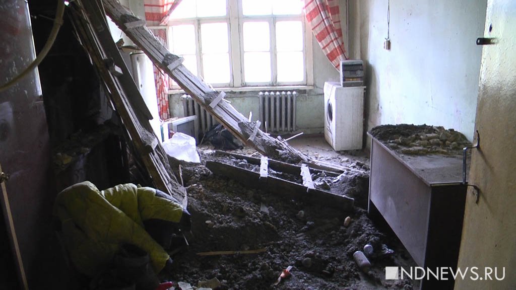 В жилом бараке на Ереванской рухнул потолок (ФОТО, ВИДЕО)