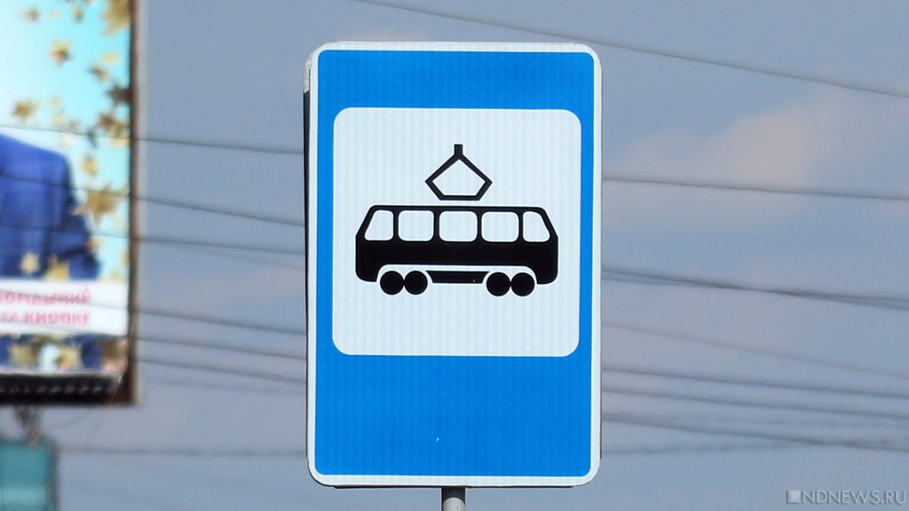 В Челябинске столкнулись три трамвайных вагона. Пострадал водитель