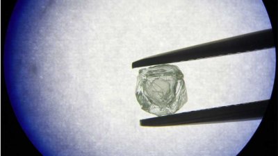 Добыча российских алмазов упала на треть