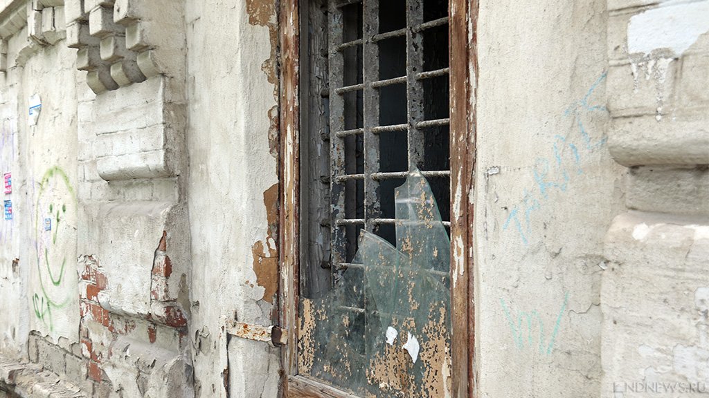 На Урале обитателей разваливающегося дома уверяют, что их здание вполне пригодно для жизни