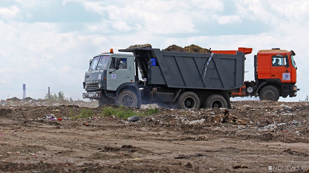 На северо-западе Челябинска перевернулся мусоровоз