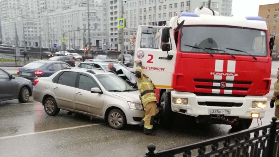 В центре Екатеринбурга пожарная машина, ехавшая на вызов, попала в ДТП (ФОТО)