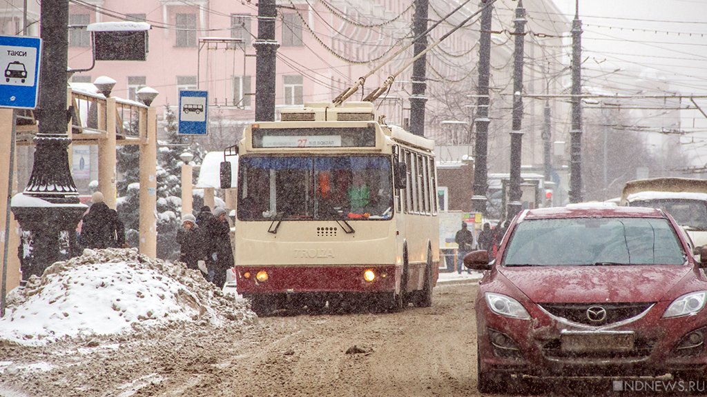 В центре Челябинска неисправный троллейбус въехал в легковушку, «сбежав» от тягача