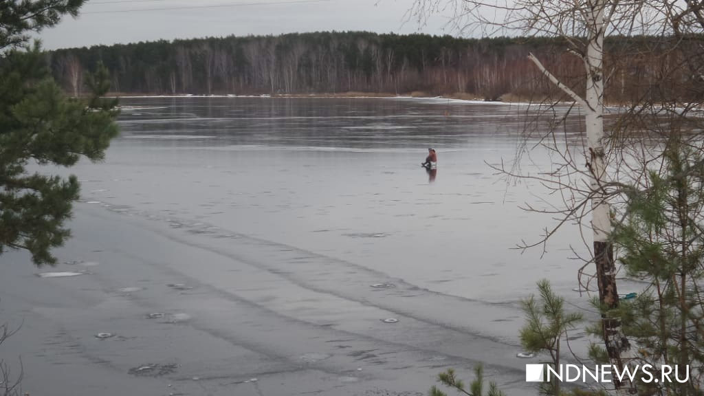 На Белоярском водохранилище рыбаки открыли зимний сезон (Фотофакт)