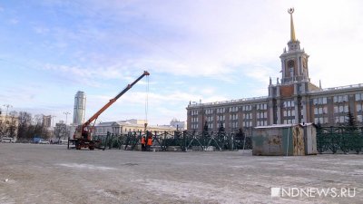 В Екатеринбурге начали устанавливать главную новогоднюю елку (ФОТО)