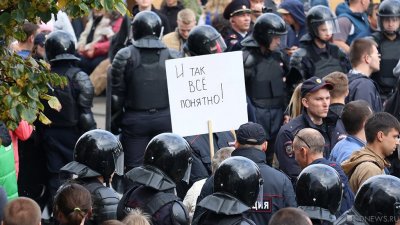 «Конфеты пусть сами жрут!» Челябинка выгнала агитаторов «Единой России», пытавшихся заманить ее на праймериз (ВИДЕО)