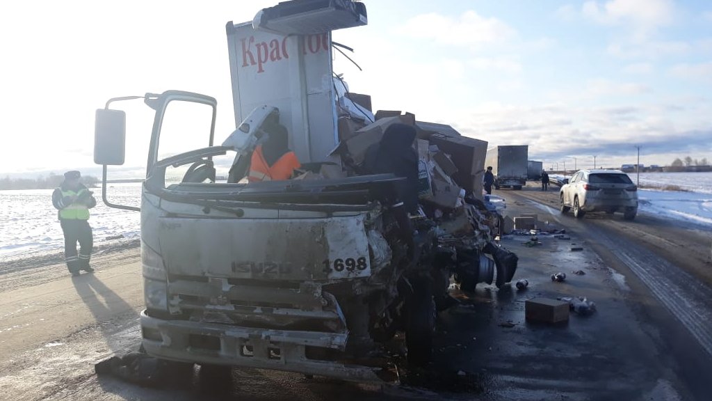 Под Тюменью водитель грузовика погиб от удара прицепом. ФОТО