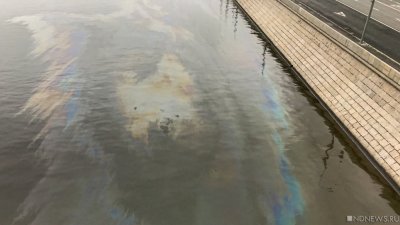 В центре Москве на Яузе обнаружили нефтяное пятно