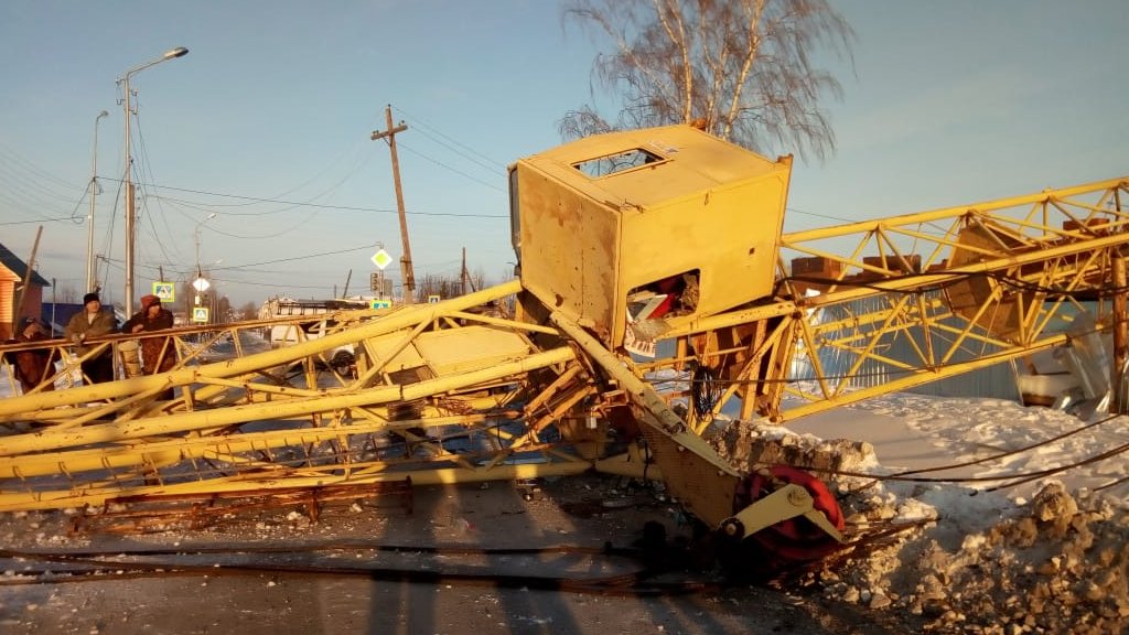 В Карпинске башенный кран рухнул на дорогу (ФОТО)