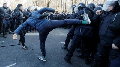 В столкновениях под Верховной радой пострадали 17 полицейских – есть жертвы