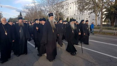 «Не допустить позора и стыда»: в Черногории православное духовенство вышло на акцию протеста