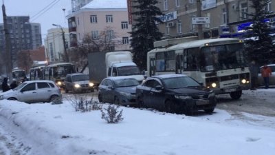 В Кургане произошло массовое ДТП: пострадали несколько машин и пассажирский «ПАЗик»